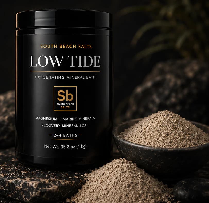 Low Tide black jar beside a bowl of the beige mineral-botanical mixture